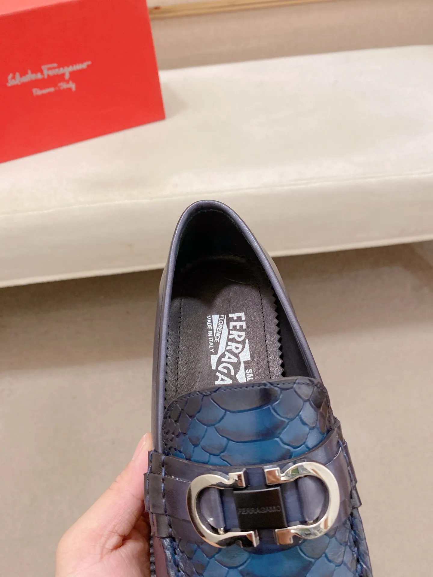 Men's shoes💰: 560💰 High version Ferragamo quality! 🆕🆕Exclusive hot-selling products in stock🔥🔥New products on the shelves, high-quality shoes, high-end driving shoes, with complete packaging! 💪 💪 Material: imported patented cowhide 🐂 + imported high-quality water-dyed cowhide lining + wear-resistant outsole 👍🏻👍🏻 Features: high-end and comfortable, purely handmade 🚀 🚀 Create the perfect shoes that suit you best 🔥 🔥 Size: (38-44) Can be customized 45 non-returnable!